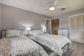 Arden Place - Spacious Retreat with Pool - Room