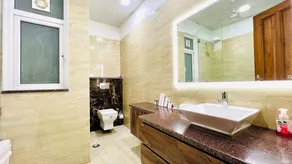 BluO Luxury Stay - Medicity - Balcony, Tub, TT - Bagno