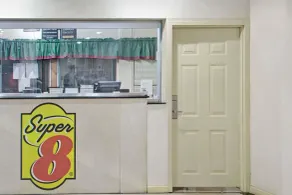Super 8 by Wyndham Suwanee - Hall