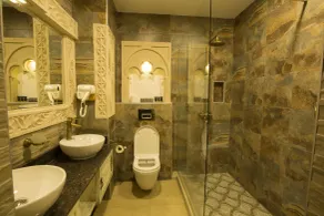 Small World Country Club - Bathroom
