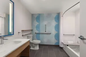 Tru By Hilton Pleasant Grove Provo North - Bathroom