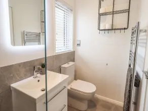 Jinnyspinner Lodge - Bathroom