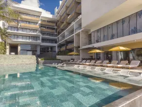 The Fives Oceanfront - Piscine