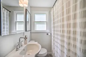 Artsy Upstate Getaway w/ Huge Private Yard! - Badeværelse