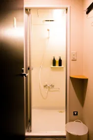 Nui. HOSTEL & BAR LOUNGE - Bathroom
