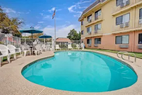Days Inn by Wyndham Woodland - Piscine