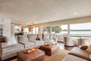 Lake Spanaway Retreat: Home w/ Private Beach! - Innenbereich
