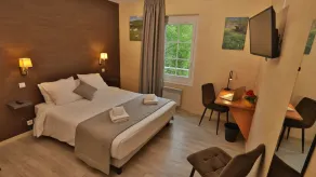 LOGIS HOTEL L'HÔTEL DES BAINS - Salles-la-Source - Zimmer