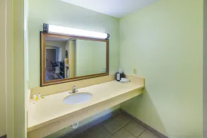 Super 8 by Wyndham Jackson MS Near the Fairgrounds  - Salle de bain