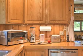 1 Mi to Downtown BBH: Coastal Cabin w/ Deck & Yard - Innenbereich