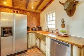 Hot Tub Access: Historic Group Getaway in Amherst! - Interiør