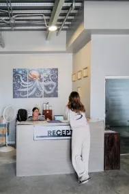 Sandbar Beachfront Hotel & Hostel Restaurant - Reception