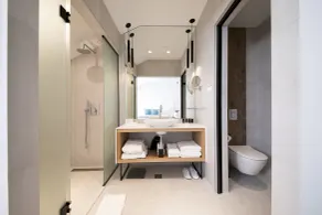 Lazure Hotel & Marina - Bathroom