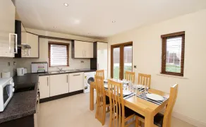 Lough Currane Holiday Homes - Private kitchen