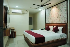 Sri Saaradhi Grand - Chambre
