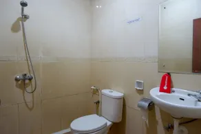 RedDoorz near Monumen Habibi Ainun - Badezimmer
