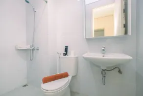 Comfy and Minimalist 1BR Patraland Urbano Apartment near Bekasi Station By Travelio - Badezimmer