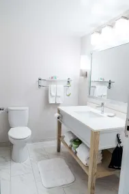 Coast Langley City Hotel & Convention Centre - Bathroom