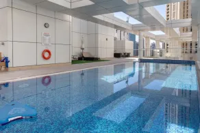 Modern Luxury Living in This 3BR Apt in Downtown Dubai - Piscine