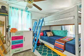 Oceanfront White Stone Cottage w/ Private Beach! - Innvendig