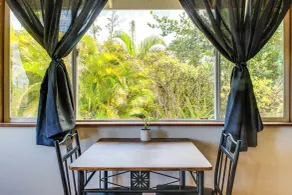 4 Mi to Beach: Keaau Retreat w/ Relaxing Porch! - Innvendig
