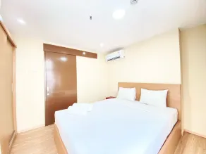 Prime and Spacious 2BR at Apartment Grand Asia Afrika By Travelio - Værelse