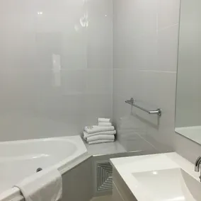 Footscray Motor Inn and Serviced Apartments - Bathroom