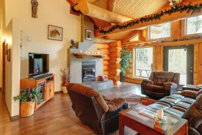 Riverside Log Cabin: On-site Aurora Viewing! - Interior