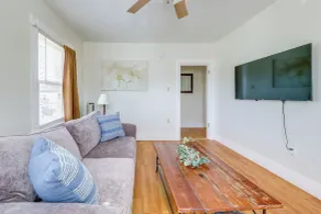 1/2 Mi to Pier: Wfh-friendly Apt in Maine! - Intérieur