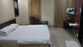 Pals Hotel - Room