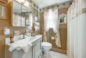 Vintage Windsor Home: Private Yard & Covered Deck - Interior
