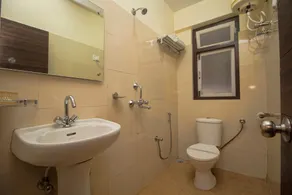 Hotel Station View Mughalsarai by ShriGo Hotels - Badrum
