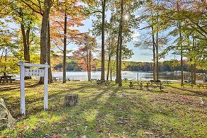 Pocono Lake Home w/ Fire Pit: Walk to Ski Hill! - Interni