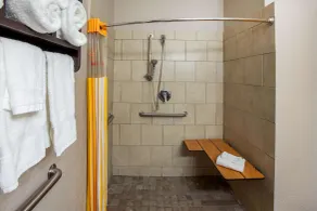 La Quinta Inn & Suites by Wyndham Pasadena - Bathroom