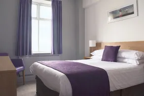 The Caledonian Claymore Hotel - Habitación