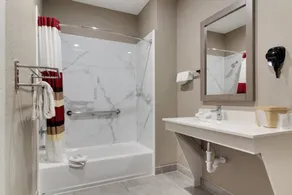 Red Roof Inn PLUS + Galveston - Beachfront - Bathroom