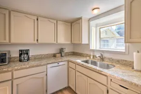 Wine Country Escape w/ Hot Tub in River Pines! - Interiör