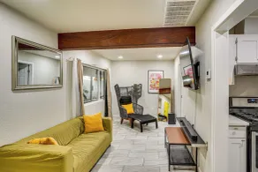 Explore LA & Long Beach: Compton Condo w/ Patio - Interiör