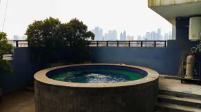 Cozy and Minimalist 2BR at Marbella Kemang Apartment By Travelio - Piscine