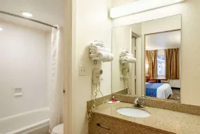 Econo Lodge Phoenix North I-17 - Bathroom