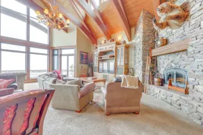 Hot Tub + Views: Luxe Mountain Escape in Yucaipa - Intérieur