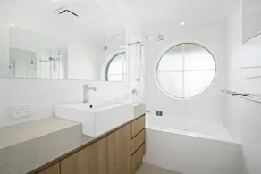 Kirra Palms Holiday Apartments - Bathroom