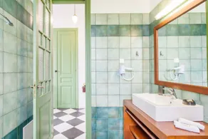 Stylish Art Deco Apartment Close To The Beach - Salle de bain