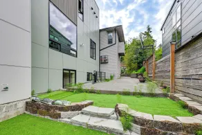 Walk to Seward Park! Pet-friendly Apt w/ Turf Yard - Innenbereich