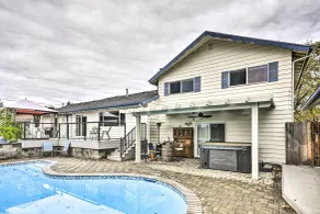 Vancouver Home w/ Hot Tub < 15 Mi to Portland! - Pool