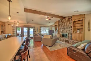 Grand Lake Views + Fire Pit: Monkey Island Home! - Innvendig