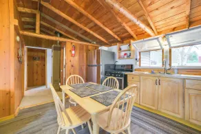 Beach + Game Room Access: Lakefront Levering Cabin - Interiör