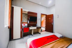 RedDoorz Plus at Grand City Inn Makassar - Værelse