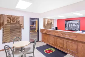 Super 8 by Wyndham Eufaula - Lobby