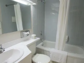 Claymore Inn and Suites - Salle de bain